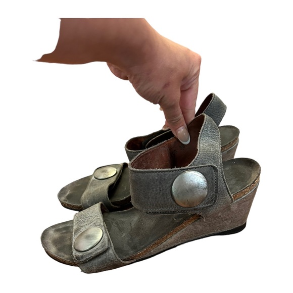 Taos Womens Silver Ankle Strap Heels EUR 39 Medium (B, M) Wedge Suede Leather - Picture 6 of 9